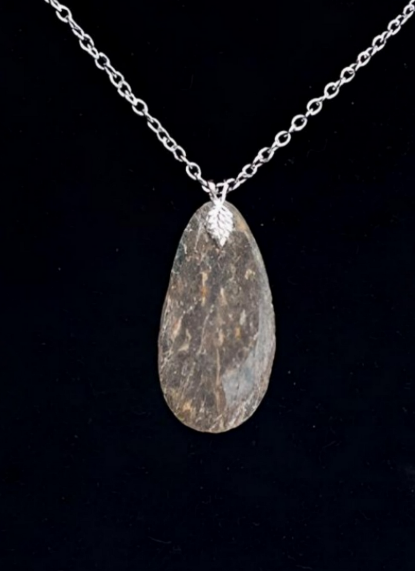 MAG0002 Moss Agate Pendant, Silver Chain