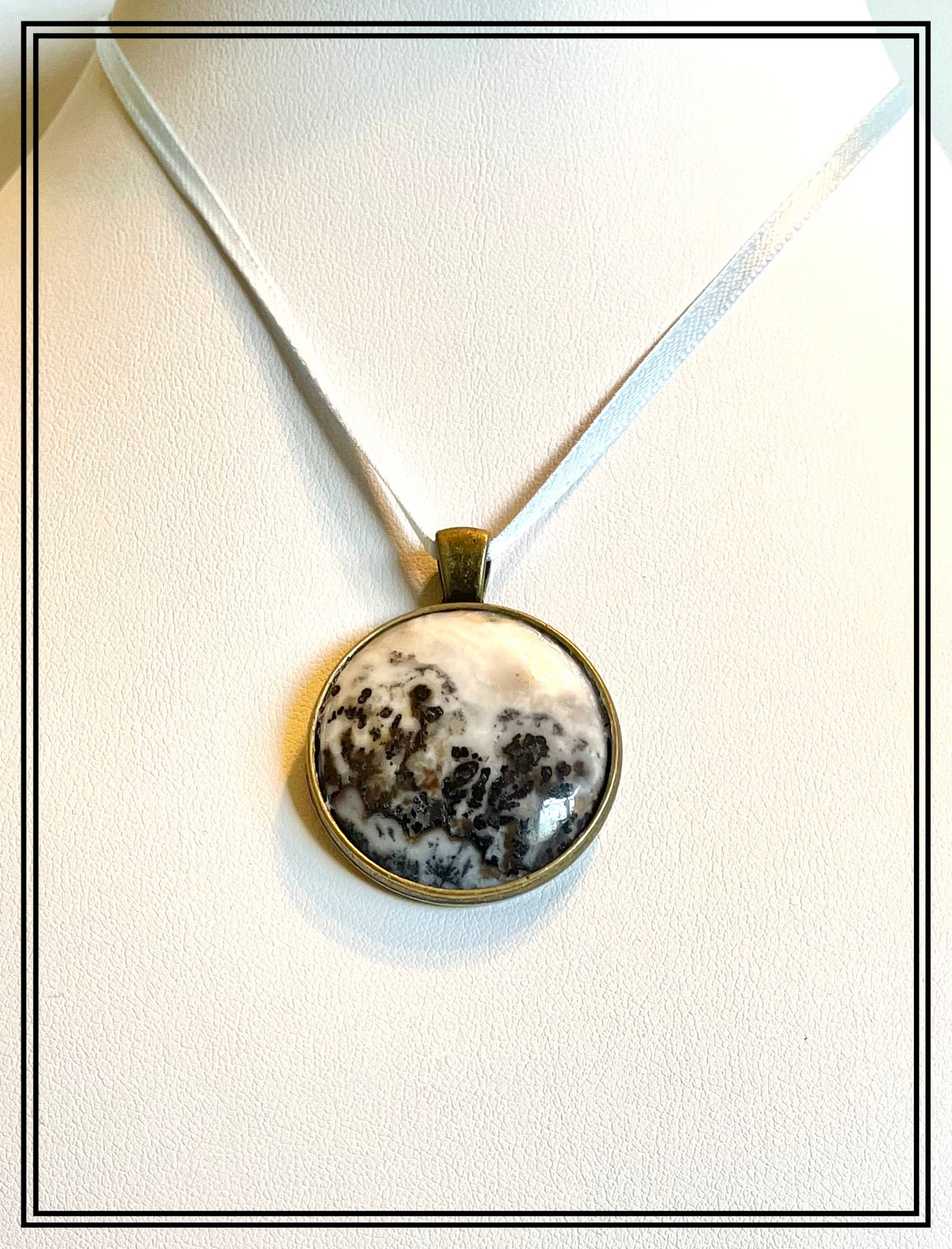 SLO0007 Round Silver Lace Onyx in Antiqued Yellow Brass Setting